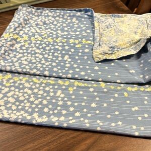 Embroidered Daisy 🌼 Pillow Sham Set.